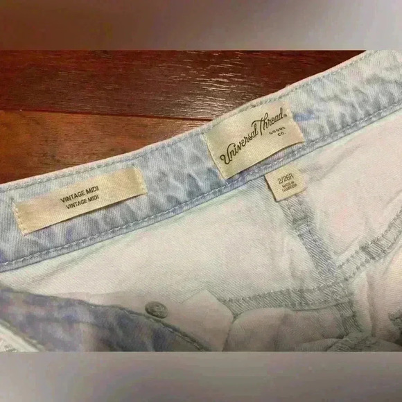 Universal Thread Vintage High Rise Midi
Stretch Denim Shorts sz 2 - Picture 3 of 6